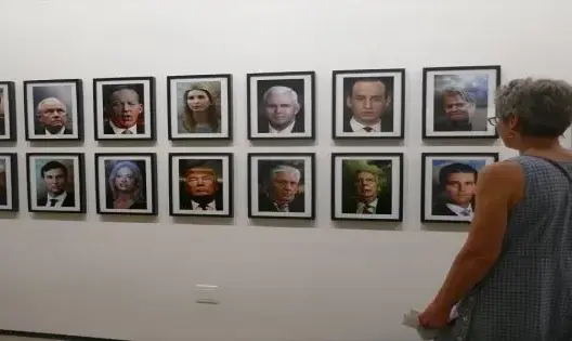 افتتاح معرض صور “مخيفة” لترامب وإدارته