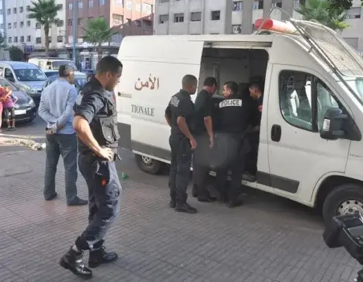 اعتقال 3 أشخاص استدرجوا فتاة لاغتصابها وهددوا عناصر الأمن بسيف بالبيضاء