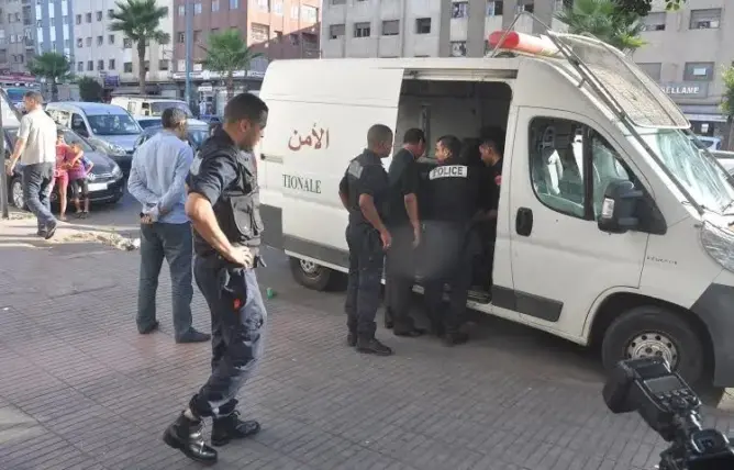 اعتقال 3 أشخاص استدرجوا فتاة لاغتصابها وهددوا عناصر الأمن بسيف بالبيضاء