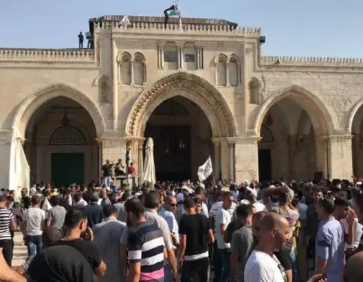 الاحتلال يشدد الخناق على الأقصى ويفرض قيودا على الصلاة (فيديو)