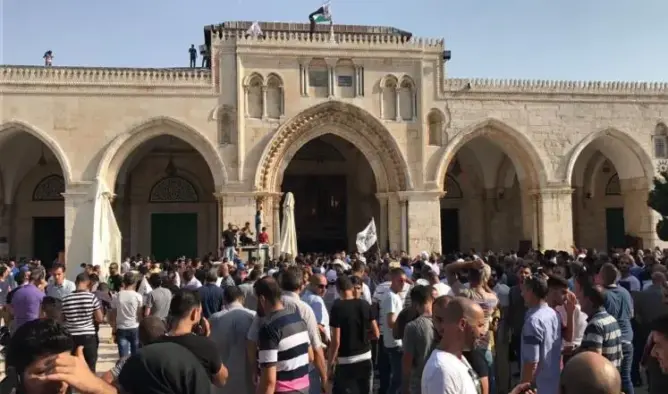 الاحتلال يشدد الخناق على الأقصى ويفرض قيودا على الصلاة (فيديو)