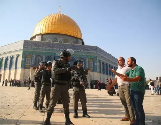 شاهد شاب فلسطيني يصفع جنديا صهيونيا في باحات الأقصى (فيديو)