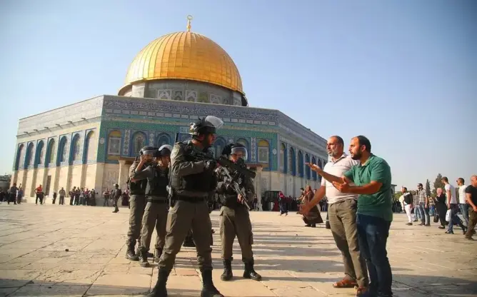 شاهد شاب فلسطيني يصفع جنديا صهيونيا في باحات الأقصى (فيديو)
