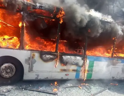 النيران تلتهم حافلة للنقل العمومي بأكملها بين الرباط وبوقنادل-فيديو
