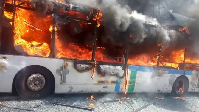 حريق يلتهم حافلة لنقل العمال بأكملها في أكادير