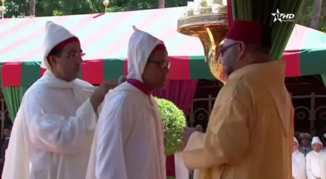 الملك يوشح مكتشفي أقدم إنسان بجبل إيغود بوسام “الكفاءة الفكرية”