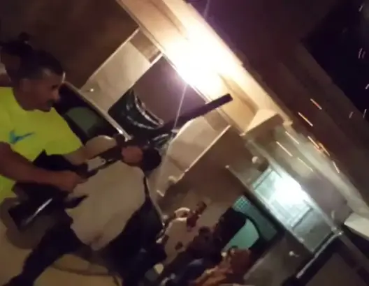 جزائريون يحيون ناصر الزفزاف بطلقات نارية