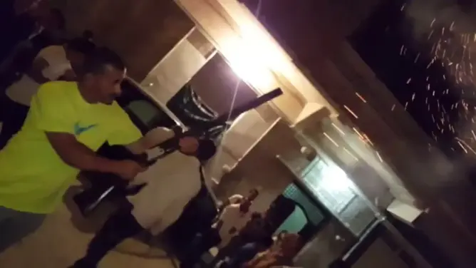 جزائريون يحيون ناصر الزفزاف بطلقات نارية