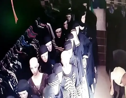 شاهد: لحظة سرقة هاتف محمول من محل ملابس