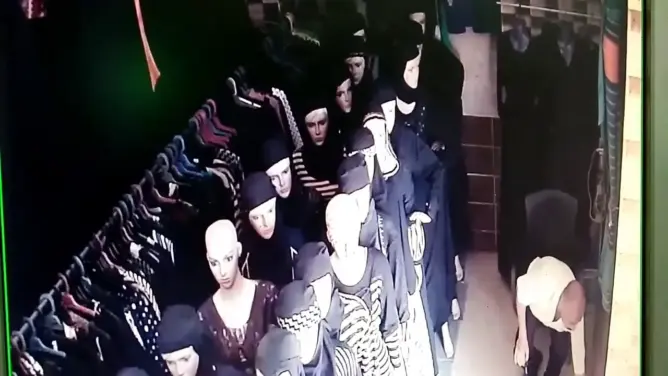 شاهد: لحظة سرقة هاتف محمول من محل ملابس