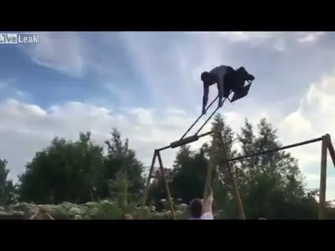 نهاية مروعة لرجل حاول قلب أرجوحة