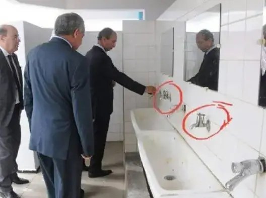 حصاد يتفقد المدارس طيلة غشت .. وهذه حقيقة صورة “الوزير والصنبور”