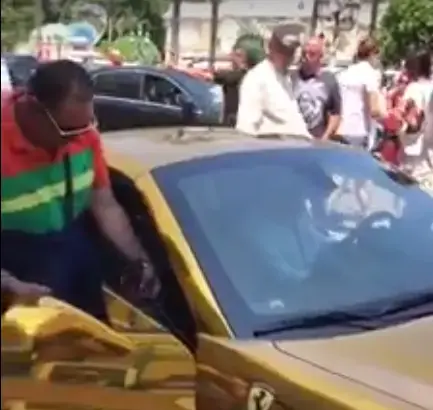 أمير سعودي يثير الجدل بفرنسا بسبب سيارته الذهبية (شاهد)