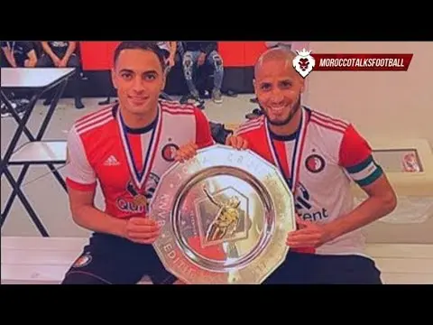 لحظة تتويج كريم الأحمدي وسفيان أمرابط بكأس السوبر الهولندي