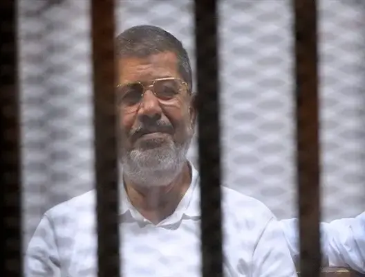 تأجيل محاكمة مرسي وقيادات من جماعة “الإخوان المسلمين” بمصر
