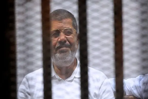 تأجيل محاكمة مرسي وقيادات من جماعة “الإخوان المسلمين” بمصر