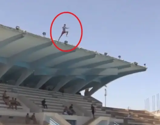 فاس: شاب يغامر بحياته ويقفز من مسافة بعيدة.. شاهد ما حدث له!