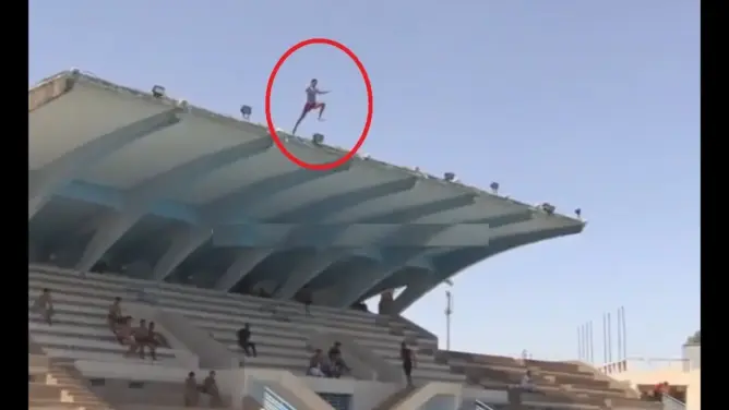 فاس: شاب يغامر بحياته ويقفز من مسافة بعيدة.. شاهد ما حدث له!