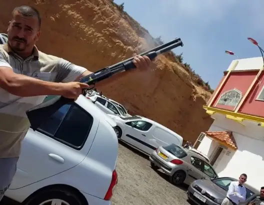 بالفيديو.. جزائريون يحيون “ناصر الزفزافي” واهل الريف بطلقات نارية