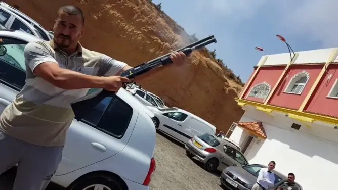 بالفيديو.. جزائريون يحيون “ناصر الزفزافي” واهل الريف بطلقات نارية