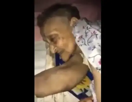 ” مي زهرة”.. مُسنة بِلحم مُتآكل تُنقل للعلاج بمستشفى البيضاء