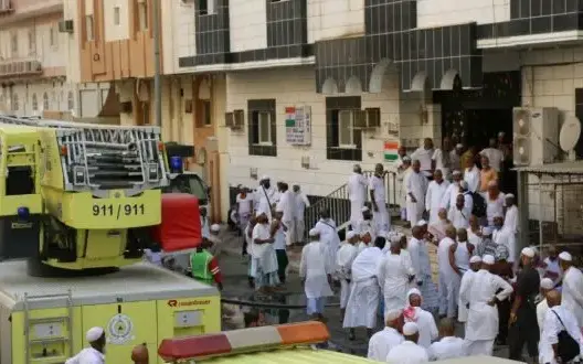 نجاة 391 حاجا من حريق اندلع بعمارة في مكة