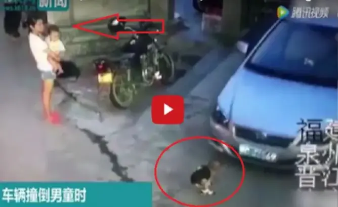 فيديو صادم لسيدة رفضت انقاذ طفل صغير دهسته سيارة وهي تنظر!