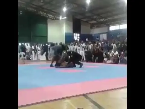 شاهد حركة استعراضية تنهي حياة بطل في كمال الأجسام
