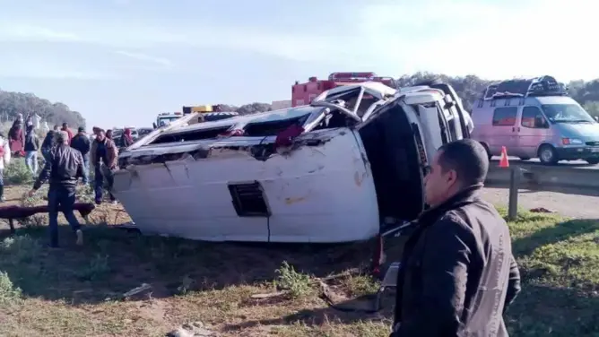 انقلاب سيارة للنقل المزدوج بالخميسات تودي بحياة شخص وإصابة 13