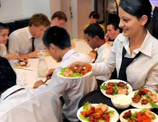 10 أشياء مزعجة يفعلها زبائن المطاعم