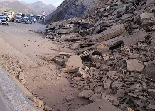 عودة حركة السير بين مراكش وورزازات عقب انهيار صخري بـ”تيشكا”