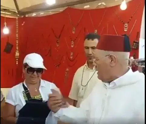شاهد رئيس المجلس الإقليمي الحوز يوزع “المال” على مواطنين