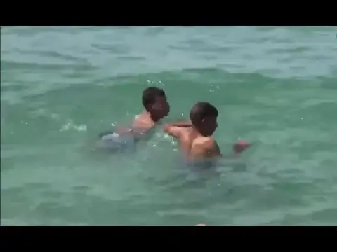 شاهد أروع فيديو في الجزائر حاليا.. توأمان يشاهدان البحر لأول مرة