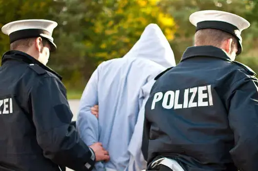 ألمانيا تعتقل مغربيا هدد بالانتحار وقتل رضيعا