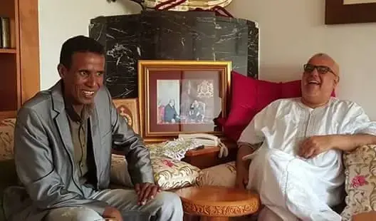 بنكيران يستقبل مقلده ويضحك معه على تقليد سياسيين (فيديو)