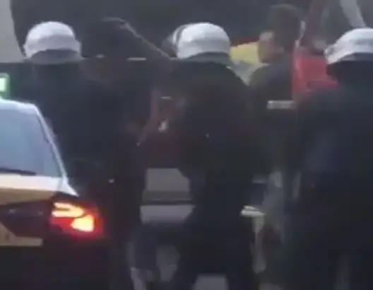 لحظة القبض على مشتبه به في تنفيذ هجوم برشلونة