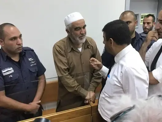 الاحتلال يعتدي على الشيخ رائد صلاح داخل السجن ويهدده بالقتل