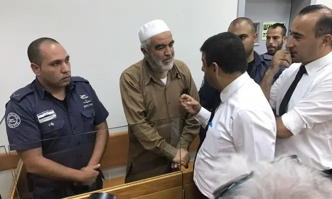 الاحتلال يعتدي على الشيخ رائد صلاح داخل السجن ويهدده بالقتل