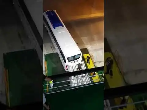 عملية حريك مثيرة لقاصر مغربي فوق سطح عربة مجرورة بواسطة حافلة للنقل الدولي
