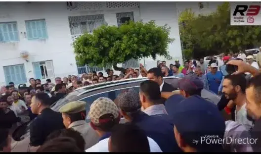 حديث مثير دار بين الملك وساكنة الحسيمة بعدما سمح لهم بالاقتراب منه (شاهد)