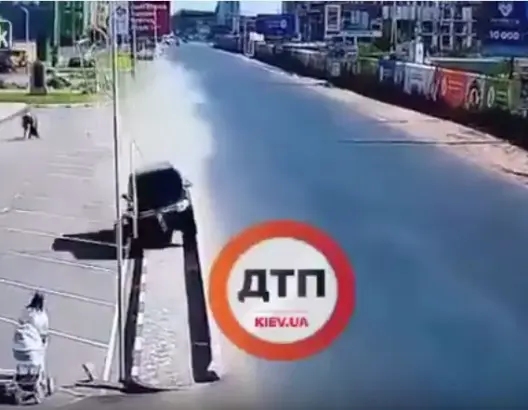 شاهد… العناية الإلهية تنقذ أم ورضيعها من حادث مروع