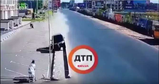 شاهد… العناية الإلهية تنقذ أم ورضيعها من حادث مروع