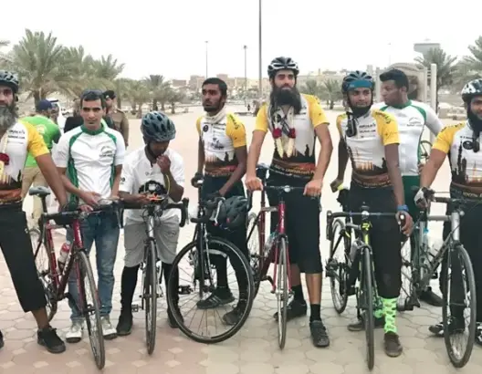 حجاج بريطانيون يقطعون 3000 كلم على دراجاتهم للوصول إلى مكة (فيديو)