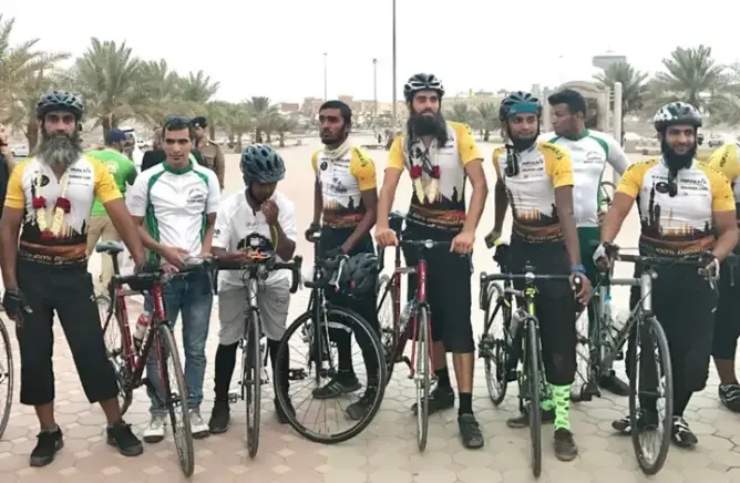 حجاج بريطانيون يقطعون 3000 كلم على دراجاتهم للوصول إلى مكة (فيديو)