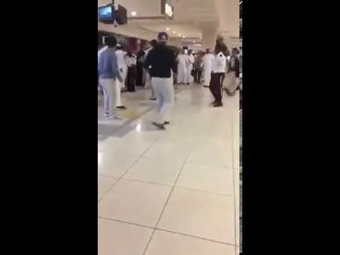 بالفيديو…مشاجرة دامية بالخناجر داخل مركز تجاري في السعودية