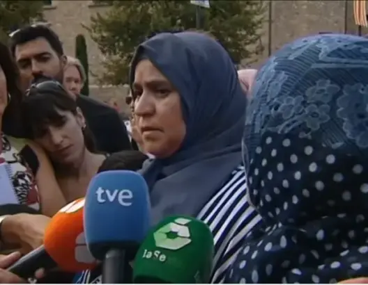 والدة منفذ هجوم برشلونة تذرف الدموع وتدعو ابنها لتسليم نفسه (فيديو)
