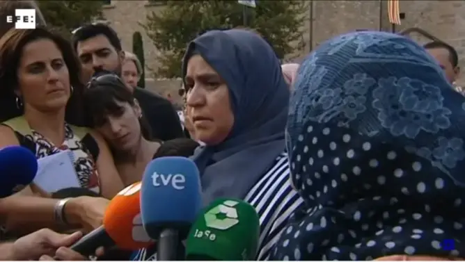 والدة منفذ هجوم برشلونة تذرف الدموع وتدعو ابنها لتسليم نفسه (فيديو)