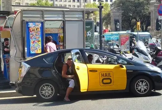 سائق طاكسي مغربي يتضامن مع ضحايا برشلونة بطريقة مثيرة