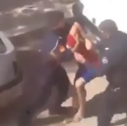 شاهد لحظة اعتقال أحد المتورطين في محاولة اغتصاب فتاة البيضاء