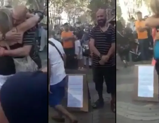مغربي في برشلونة كتب لهم “نحن لسنا إرهابيين” .. شاهد رد فعل الإسبان